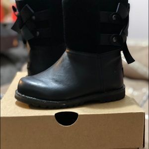 Toddler Black leather Ugg’s size 7c